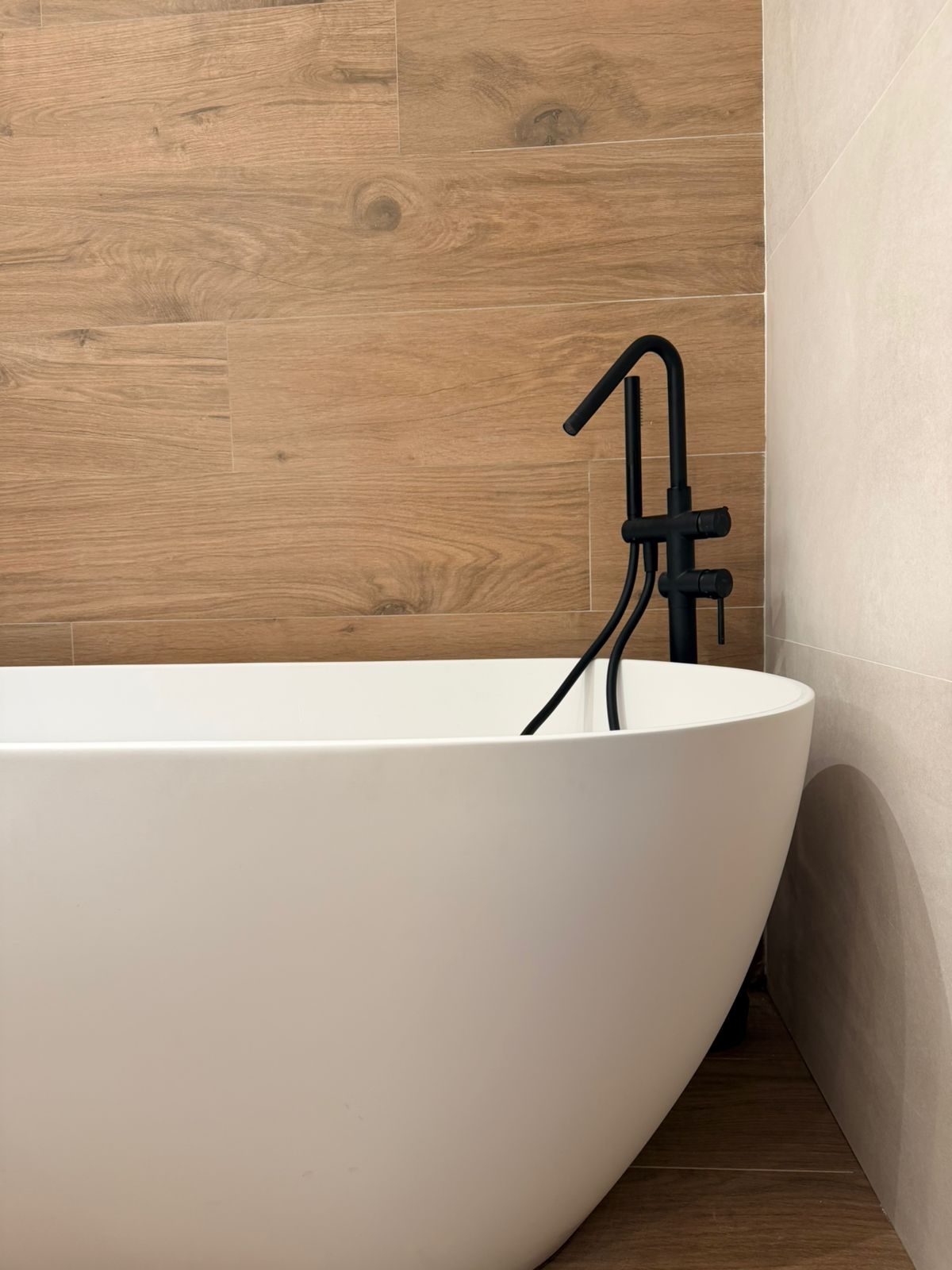 Bany · materials i detalls en un habitatge finalitzat de Pal 1550