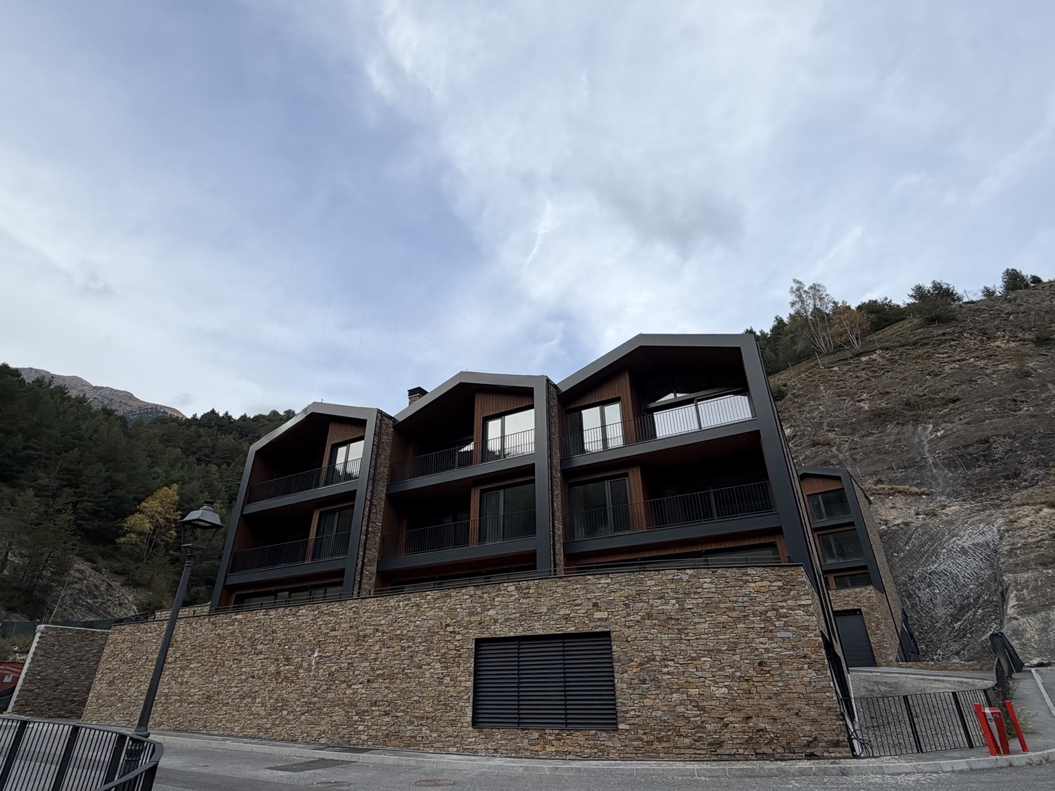 Arquitectura acabada · pedra i fusta en un habitatge finalitzat de Pal 1550
